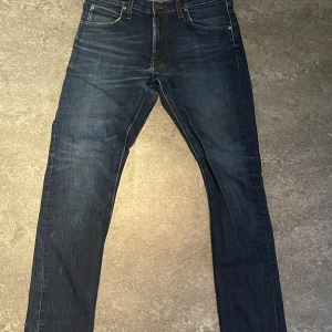 Lee jeans - Snygga mörkblå jeansbyxor från Luke med klassisk femficksdesign. De har en normal passform och är perfekta för en avslappnad stil. Midjan är W29 och längden L30, .endast 99kr!! Mvh luxury 