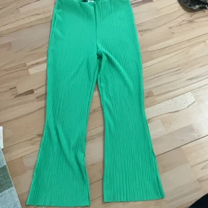 Gröna ribbade byxor från Bubbleroom - Snygga gröna ribbade byxor från Bubbleroom. De har en bekväm passform och är perfekta för en trendig look. Byxorna är tillverkade i ett mjukt material som ger en skön känsla hela dagen.