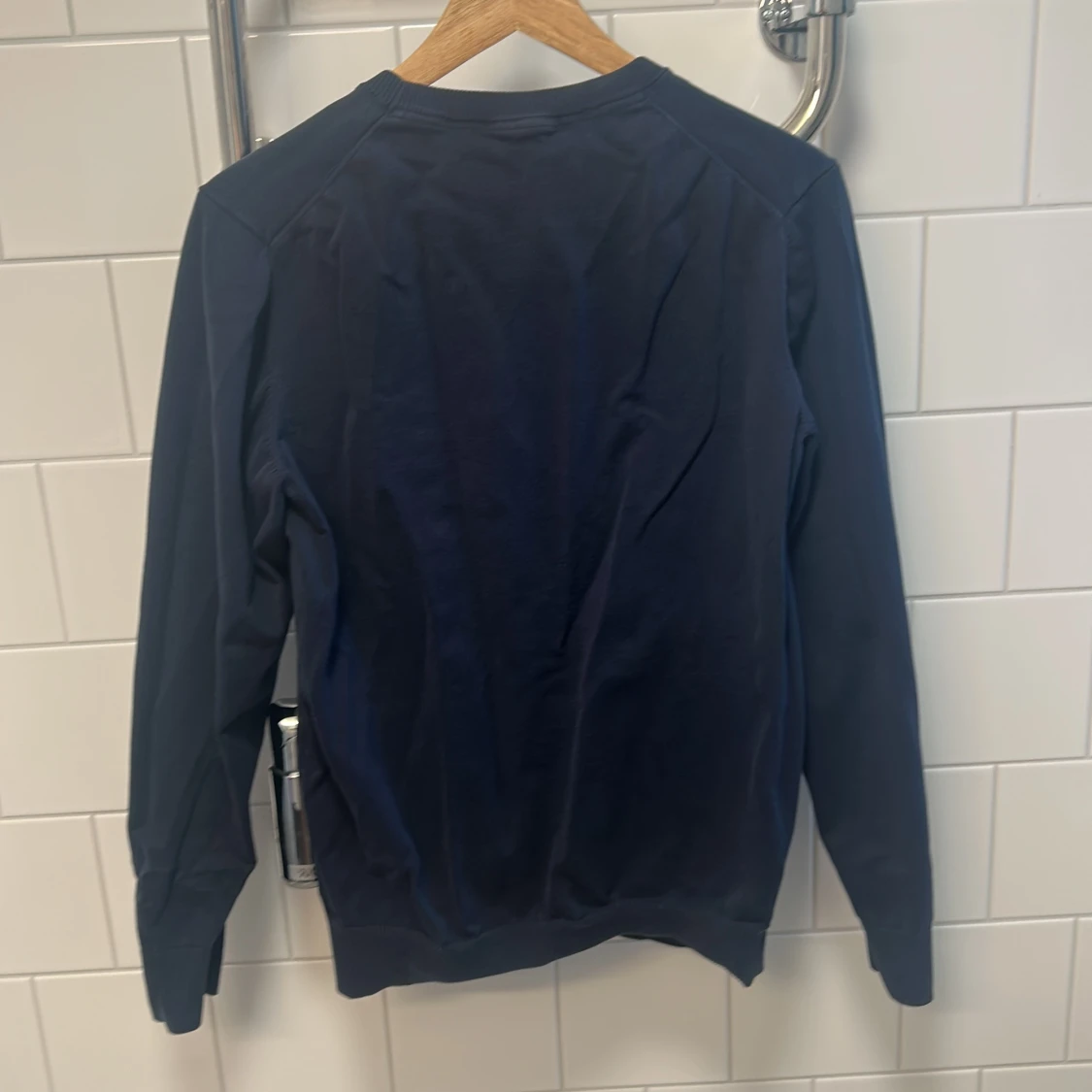 Mörkblå tröja med logotyp - 1