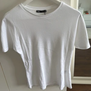 Vit t-shirt från Zara - Säljer en klassisk vit t-shirt från Zara i storlek M. Oanväbd med lapparna.