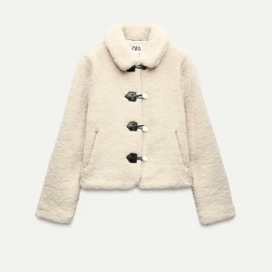 Beige vit teddyjacka från Zara - Söt beige vit teddyjacka från Zara. Använd runt 5 gånger så den är i ett mycket fint skick! 