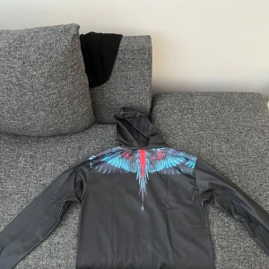 Marcelo burlon tröja  - Hej säljer min Marcelo burlon tröja som jag har bara använt den 1 gång max pris 700 storlek är S-M