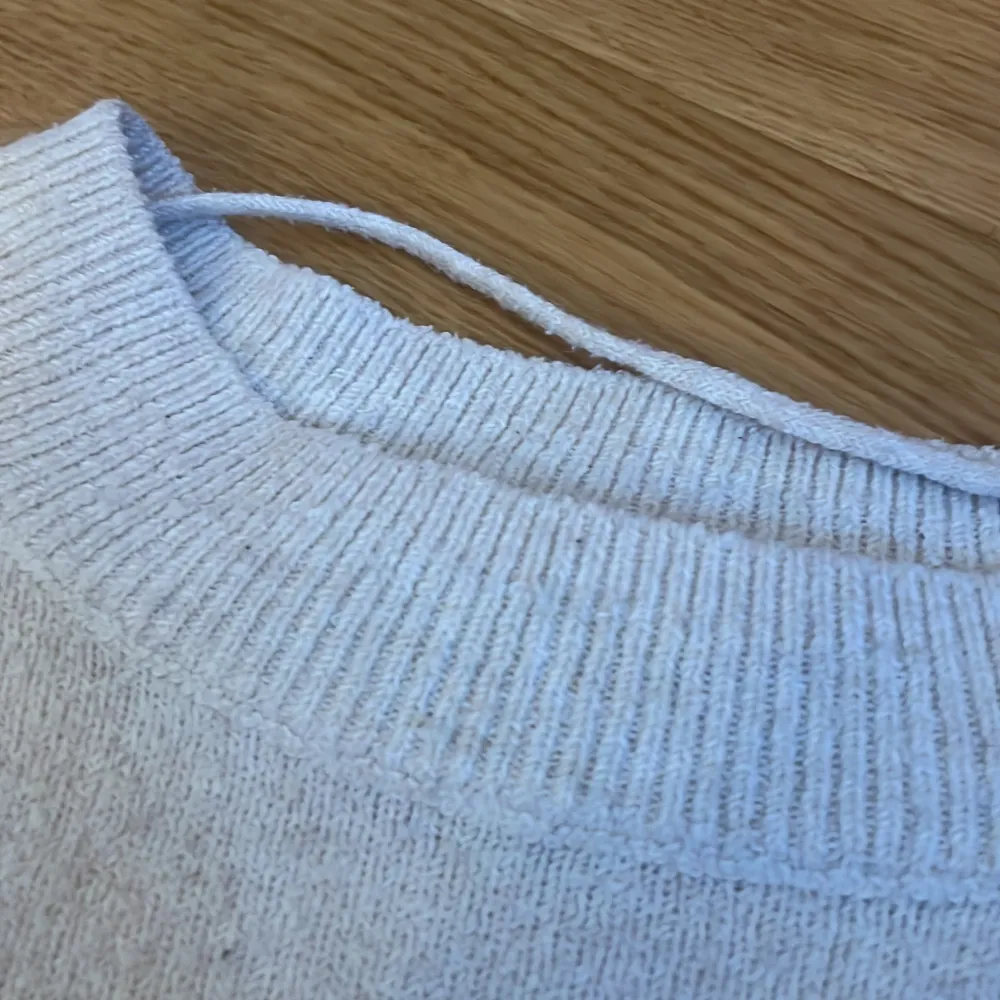 Mysig vit stickad tröja från Vero Moda. Perfekt för kyliga dagar med sin mjuka och bekväma passform. Tröjan har långa ärmar och ribbade kanter vid hals och ärmslut.. Neuletakit & Villapaidat.