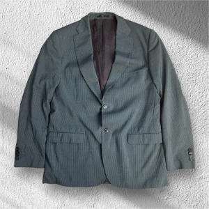 Grå randig kavaj från Valentino - Snygg grå kavaj med diskret randigt mönster från Valentino. Kavajen har två knappar framtill och klassiska fickor. Perfekt för en stilren look. Mitt pris är 899kr men blir man en följare så får man den för endast 810kr, liknade pre-owned ligger på cirka 5500kr. Den är så klart 100% äkta. Jag rekommenderar den starkt! Jag skickar gärna fler bilder då man bara får ha max 5 bilder på Plick. Ställ gärna frågor!