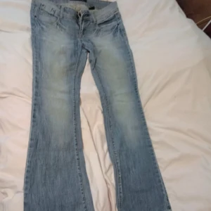 Lågmidjade jeans  - Utsvängda jeans med låg midja!!