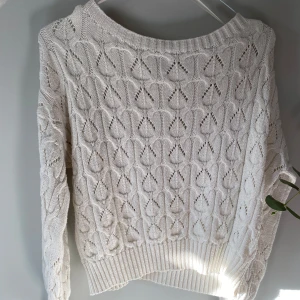 Vit mönstrad tröja - Mönstrad tröja i skönt luftigt material, passar perfekt till vår och sommar💕tröjan är i storlek M men skulle säga att den är liten i storleken så passar mig jättebra som vanligtvis har S!