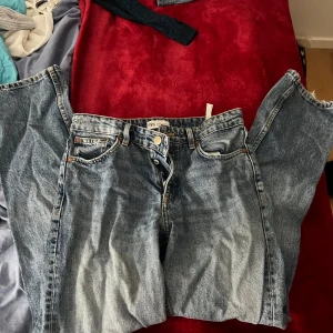 Blå jeans från Zara - Snygga blå jeans från Zara med klassisk femficksdesign och knappgylf.💙