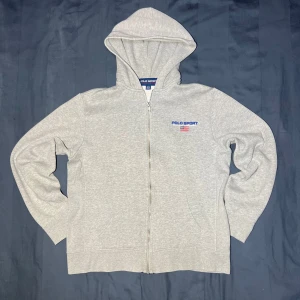 Ralph Lauren zip hoodie - Säljer en zip hoodie från polo sport Ralph Lauren. Koftan har inga defekter eller hål och är så gott som ny!✅ Självklart är den äkta🤝 Vid snabb köp så fraktar jag den samma dag!🚚😊mått: 50cm bredd 60cm längd