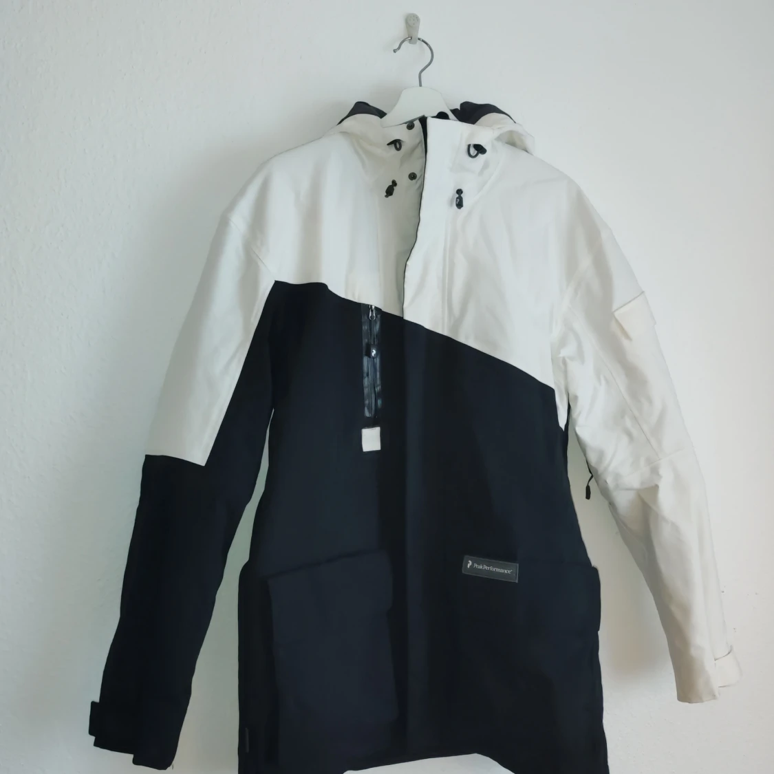 Svart och vit jacka från Peak Performance
