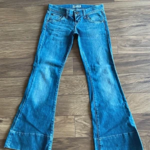 Super lågmidjade lee jeans - Mått finns i bilderna, fråga inte om bild på då de inte passar. Utsvängda och bra skick! Står i byxorna storlek 26/31.