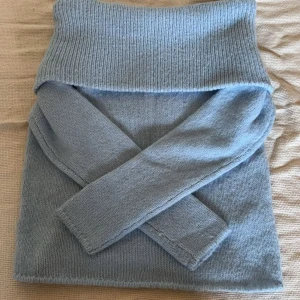 Ljusblå offshoulder tröja - - Ljusblå offshoulder tröja från Gina tricot  - Storlek S  - Nyskick  - Inga defekter                   Skriv om ytligare funderingar tryck annars köp nu 💕