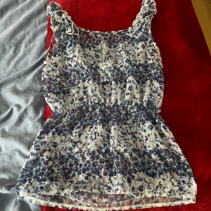 Blommig topp - Säljer min jätte söta blus🩷 Perfekt för sommaren!