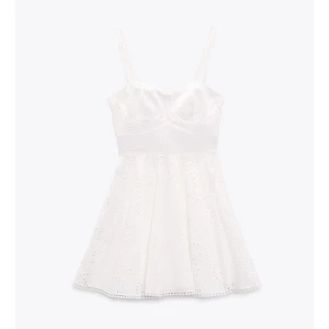 Vit klänning  - Söt vit klänning med spetsdetaljer och smala axelband. Perfekt för sommaren, midsommar, skolavslutning och studenten. Skriv privat för bilder❤️ finns inte att köpa längre.