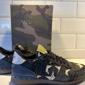 Valentino Rockrunners - Tja! Säljer dessa snygga valentino rockrunners! De är i strlk 43! Skorna kommer i orginal box samt dustbag och tillbehör! De har däremot lite slitningar i hälen på skon och om ni har funderingar om det eller annat är bara att fråga! Fynda också annat på vår profil!⭐️