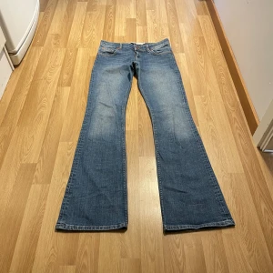 Lågmidjade bootcut jeans - (5) så fina Lågmidjade bootcut jeans med stretch i, midjemått rakt över 38, innerbenslängd: 85. Står strlk 38 skulle säga att den passar 36 till 38💞