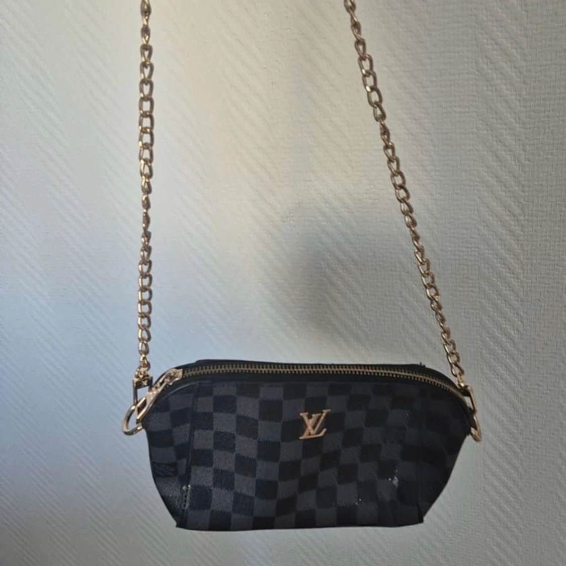 Svart rutig axelväska