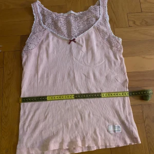 jättegullig odd molly topp - köpt second hand men som nytt skick, aldrig använd! Färgen ser ut som på den första bilden i verkligheten. pris går att diskuteras! storleken är som en stor small/ mindre medium!