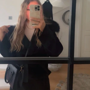 Svart kappa med päls - PRIS GÅR ATT DISKUTERA ! svart kappa med päls. Perfekt för kyliga dagar. Jackan har en klassisk design med långa ärmar och en elegant passform.💕