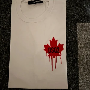 Vit Dsquered T-shirt  - Snygg vit t-shirt från Dsquared2 | Storlek S | Skick 9.5/10 | skriv om de finns frågor 😁