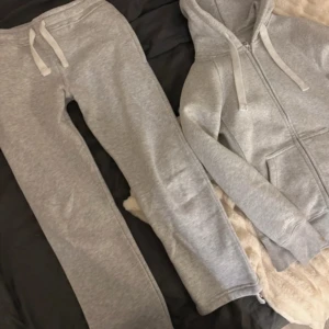 Russemerch mjukisbyxor gråa - Säljer ett par grå mjukisbyxor i storlek XS från russemerch. Byxorna har en bekväm passform med snörning i midjan för justerbarhet. Super sköna med fickor💞 