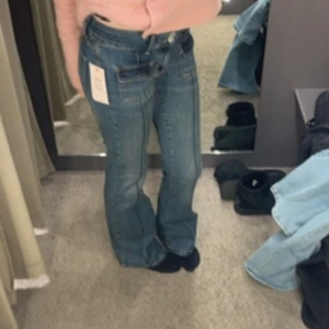 Blå low waist bootcut jeans - Snygga jaens,Från Nelly. Typ oanvända. Priset går att diskutera