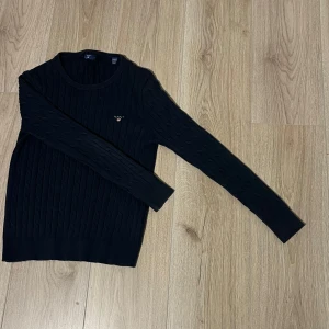 Marinblå kabelstickad tröja från gant - Tja!, säljer sena snygga marinblå tröjan från gant. Skick 7/10. Passar dig som är 158-164. Hör av dig vid intresse💯