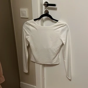 Vit långärmad topp från Cotton On - Säljer min vita tröja som har en öppen rygg och har aldrig varit använd