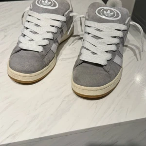 Adidas campus - Säljer mina adidas campus gråa i storlek 45 i väldigt fint skick.
