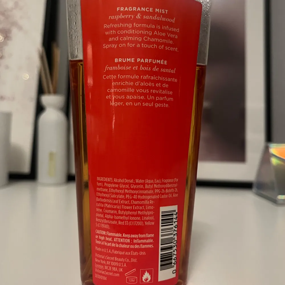 Säljer en flaska Midnight Dare Fragrance Mist från Victoria's Secret. Doften kombinerar hallon och sandelträ, och formulan är berikad med aloe vera och kamomill för en uppfriskande känsla. Flaskan rymmer 250 ml och har en elegant design med gyllene detaljer. Har använt lite så ungefär 200 ml kvar. Köpte den förra sommaren i Marbella för ca 14,85€ (165kr i svensk form).. Perfume.