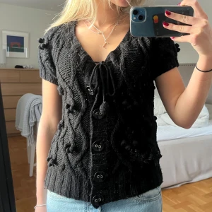 Svart stickad kofta - Svart kortärmad kofta med detaljer. Jättefin!💖