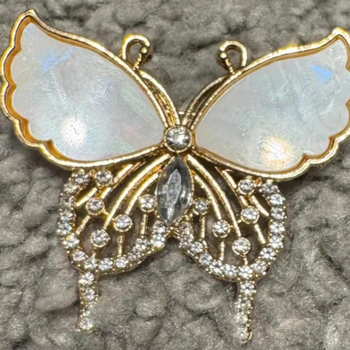 Fjärilsformad brosch i guld och pärlemor