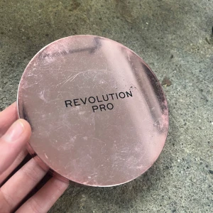 Highlighter från Revolution Pro - Snygg highlighter från Revolution Pro i en elegant roséguldfärgad förpackning. Den har en skimrande finish som ger en strålande lyster. Perfekt för att framhäva glow och ansiktsdrag.