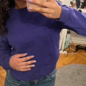 Lila sweatshirt - Säljer en snygg lila sweatshirt med långa ärmar. Perfekt för en avslappnad stil. Passar bra till jeans eller leggings. Hör av dig vid intresse! 💜