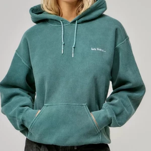 Grön/blå iets frans hoodie - Iets frans hoodie som är blå eller grön. Skön hoodie och har haft den i några år nu men säljer då den är för liten. Skriv privat så kan jag skicka fler bättre bilder🤗🤗