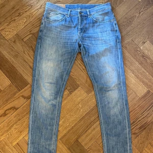 Dondup George  - Tja nu finns dessa Dondup George att köpa hos oss! De är i storlek 34 och i sjukt bra skick som ni ser på bilderna. Har ni några frågor är det bara att skriva😇