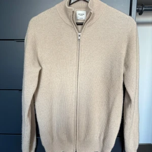 John Henric Kashmir zip - John Henric Kashmir fullzip i storlek s. Skick 9/10 knappt använd lite nopprig bara går lätt bort. Nypris 2499. Priset ej hugget i sten