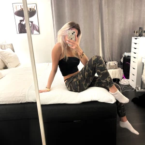 Camouflage cargopants - Snygga camouflage cargopants med en avslappnad passform. Perfekta för en cool och avslappnad stil. Byxorna har flera fickor och en elastisk midja för extra komfort.