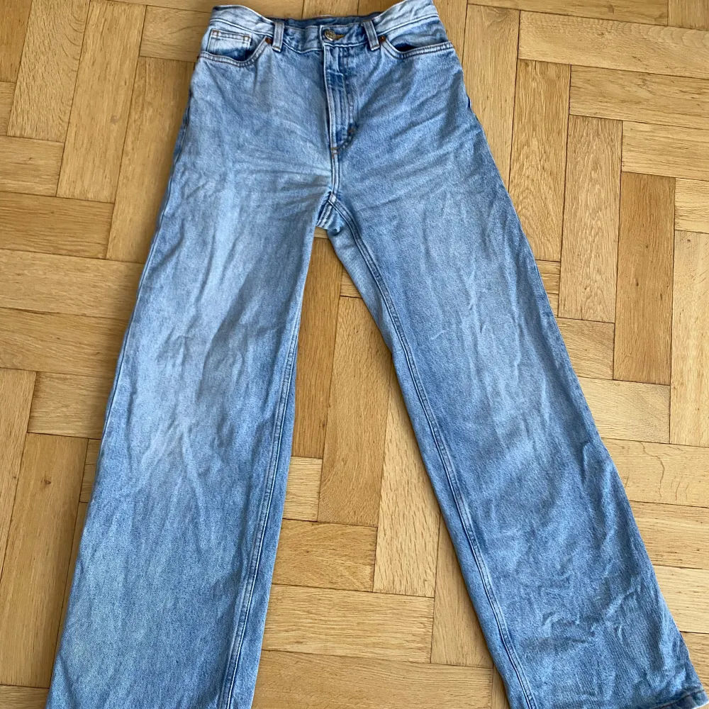 Snygga blå jeans från Monki med en klassisk femficksdesign. De har en rak passform och är perfekta för en avslappnad stil. Jeansen har en ljus tvätt och är tillverkade i ett bekvämt denimtyg.. Farkut & Housut.