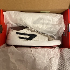 Diesel skor - Tja, säljer ett par snygga vita sneakers från Diesel. Skorna är i bra skick. Skorna kostar 2 400 i butik när jag köpte dem, men nu säljs de inte längre, så om du vill ha ett par rare grisch skor är det här något för dig. Jag skulle säga att skorna är mer 42/43 än 42. Hör av er om ni har fler frågor/bilder. Priset är inte hugget i sten.