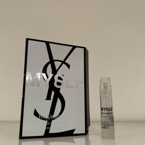 Jpg le male le parfum och ysl set - Upptäck Jean Paul Gaultier Le Male Le Parfum i en smidig 1,5 ml provflaska. Denna doft erbjuder en intensiv och maskulin upplevelse, perfekt för den som vill testa något nytt. Förpackningen är elegant i svart med guldtext. !!Obs kommer in i lager om 4 dagar!!