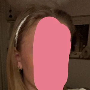 Glittrigt diadem med strass - Snyggt diadem täckt med glittrande strassstenar. Perfekt för att ge en extra touch av glamour till din look. Diademet har svarta ändar för en bekväm passform.