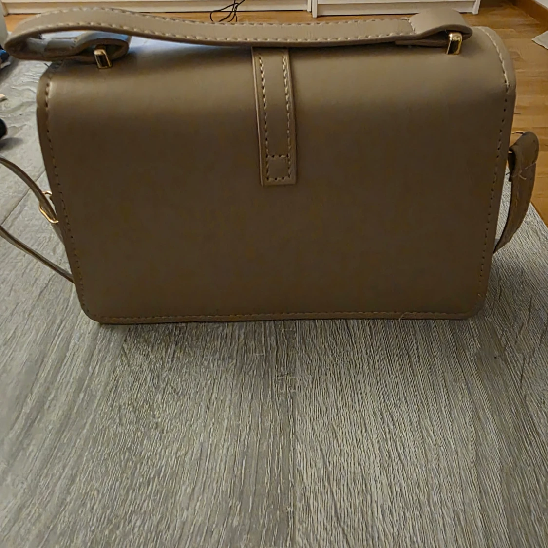 Oanvänd beige axelväska med gulddetaljer - 1