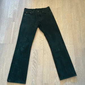 Mörkgröna jeans (green crackle) från Hope - Snygga mörkgröna Hope rush jeans (relaxed bootcut). Storlek 28 och i nyskick 