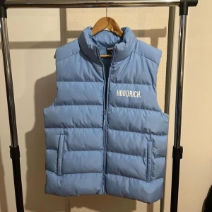 Hoodrich väst - Helt ny Hoodrich väst, den är använd 1 gång men nu vill jag sälja den. Den har inga skador eller liknande. Jag köpte den från JD för 1000kr. Hör av er i dm för frågor. Pris kan diskuteras!