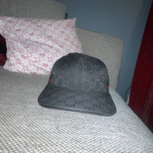 Gucci keps - Säljer nu min Gucci keps då den inte kommer till användning pågrund av att har köpt en annan färg, pris kan diskuteras vid snabb affär