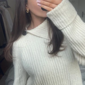 stickad från arket - en mysig vit stickad från arket i bra skick!💓