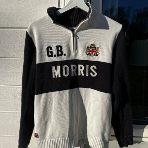 Morris Quarter-Zip - En tröja jag gillar väldigt mycket och som jag använt väl, tröjan är i bra skick ändå och ända felet är att den saknar en detalj på dragkedjan, men inget som gör plagget sämre😁 pris kan diskuteras!