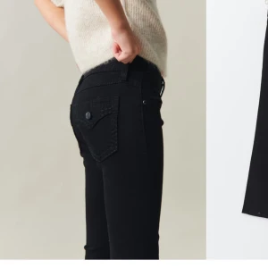 Low rise svarta bootcut jeans  - Säljer dessa skit snygga svarta jeans från Gina Tricot Young med klassisk femficksdesign och knappdetaljer på bakfickorna. Köpta för ungefär 2 månader sedan, inga defekter, pris går att diskutera. Skriv om fler bilder eller frågor