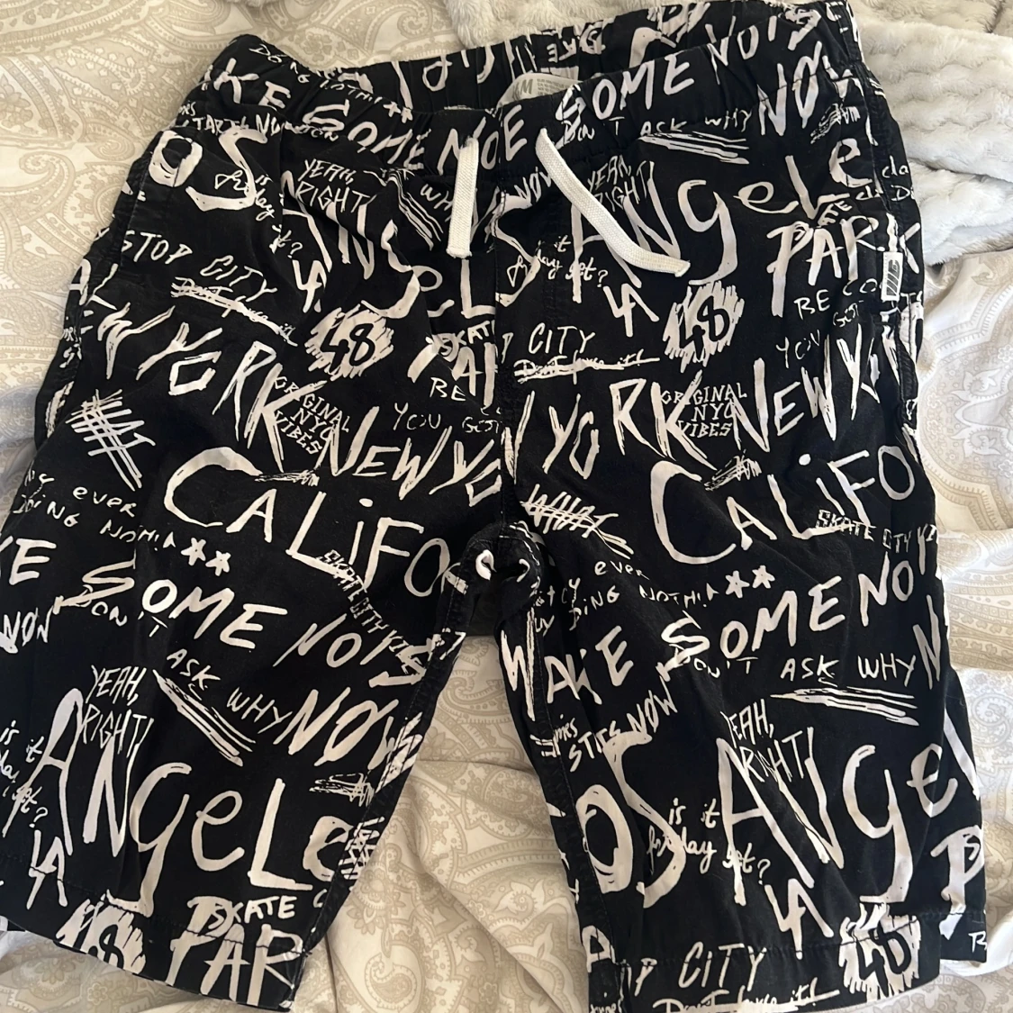 Svarta shorts med textmönster från H&M