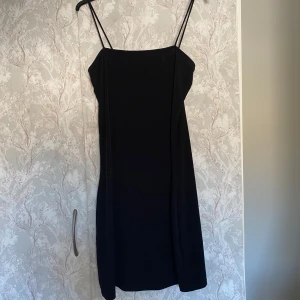 Svart sommar linne klänning - Jätte skön klänning. Väldigt bra skick. Perfekt på sommaren! Använd men skicket är som nytt. Står inte storlek men skulle gissa på S/M vilket jag brukar ha och den passar på mig.